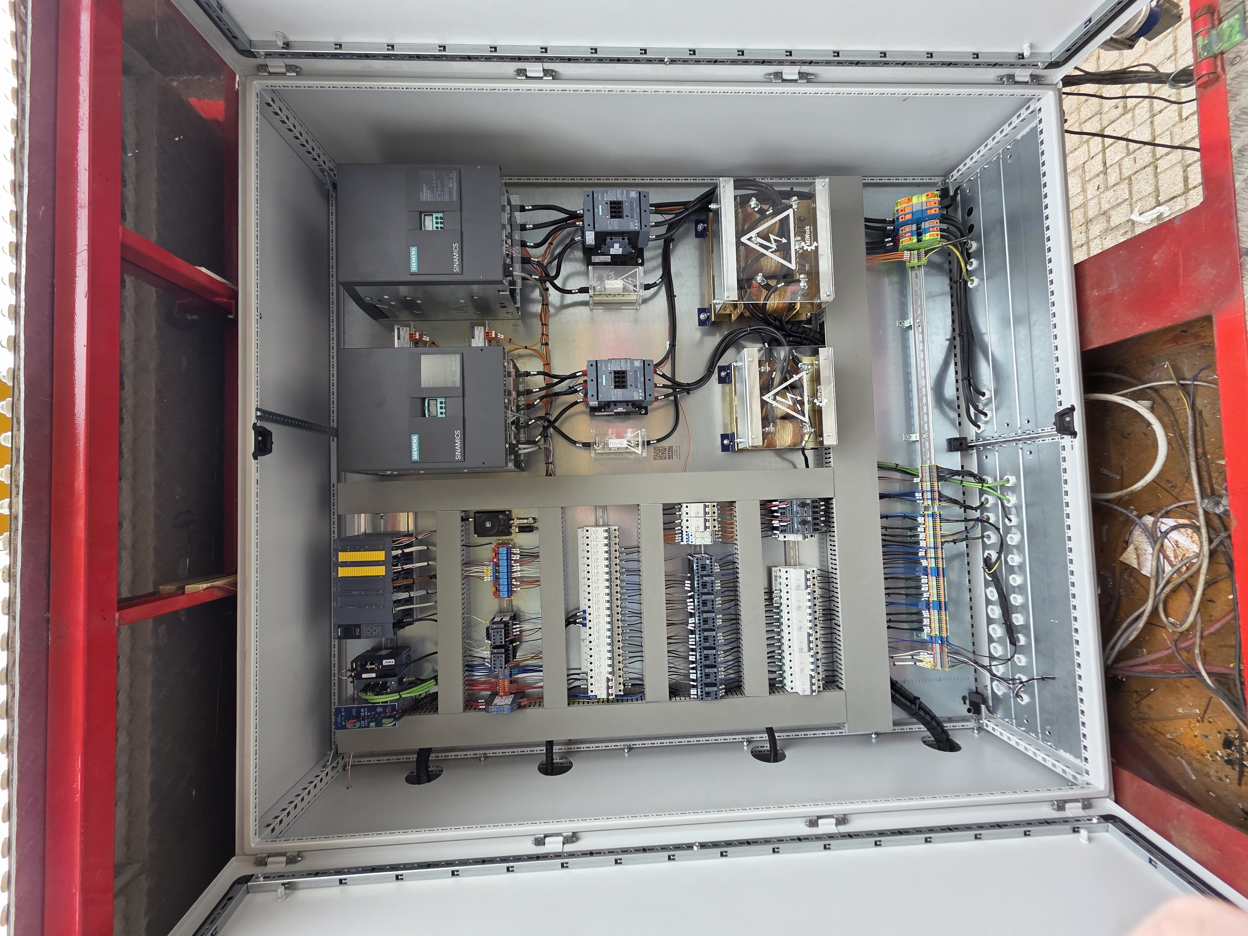 Schaltschrank mit Steuerungskomponenten und Siemens SINAMICS-Antrieben.