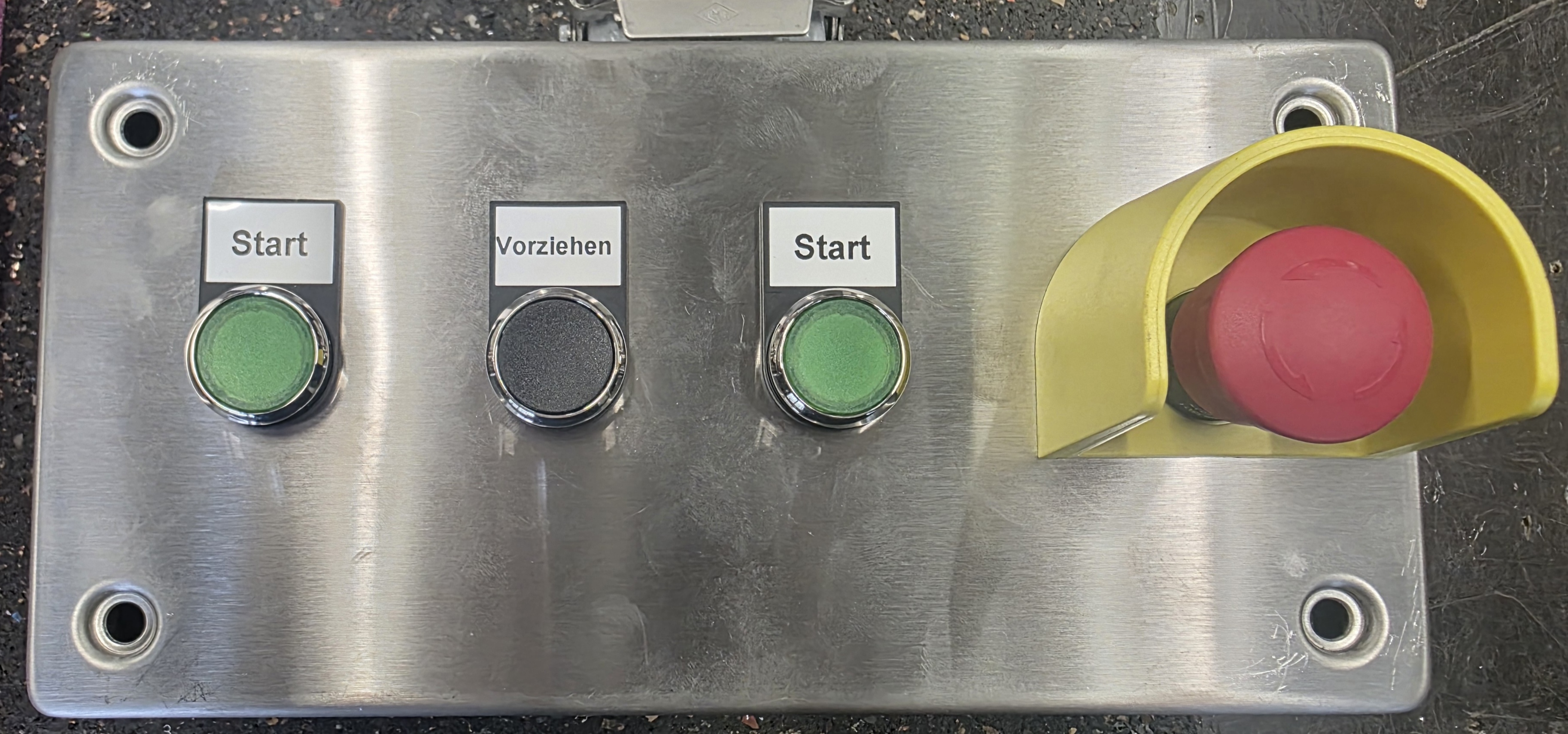 Bedienstation mit Starttastern und Not-Halt.