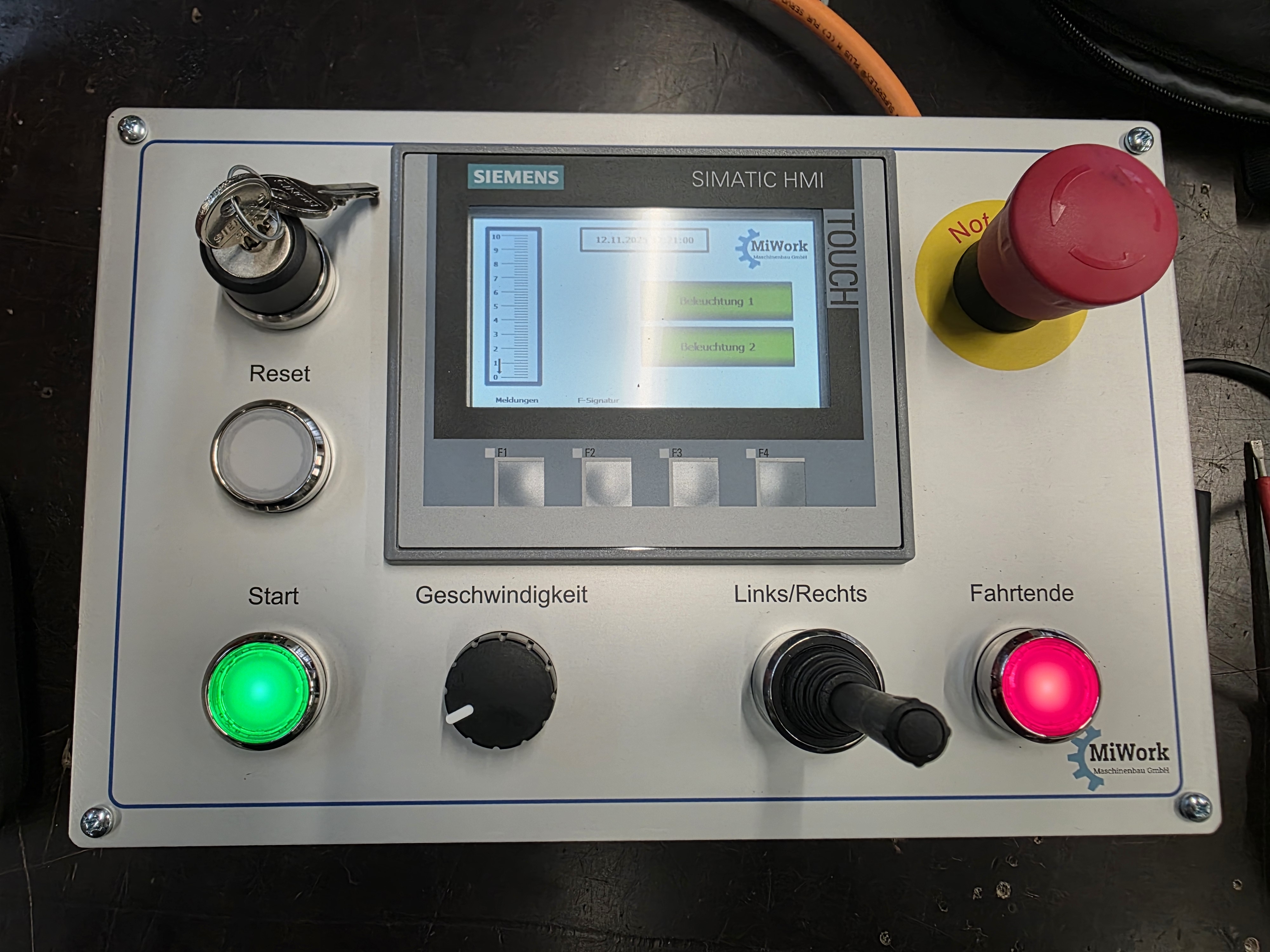 MiWork-Bedienpult mit SIMATIC HMI und Bedienelementen.