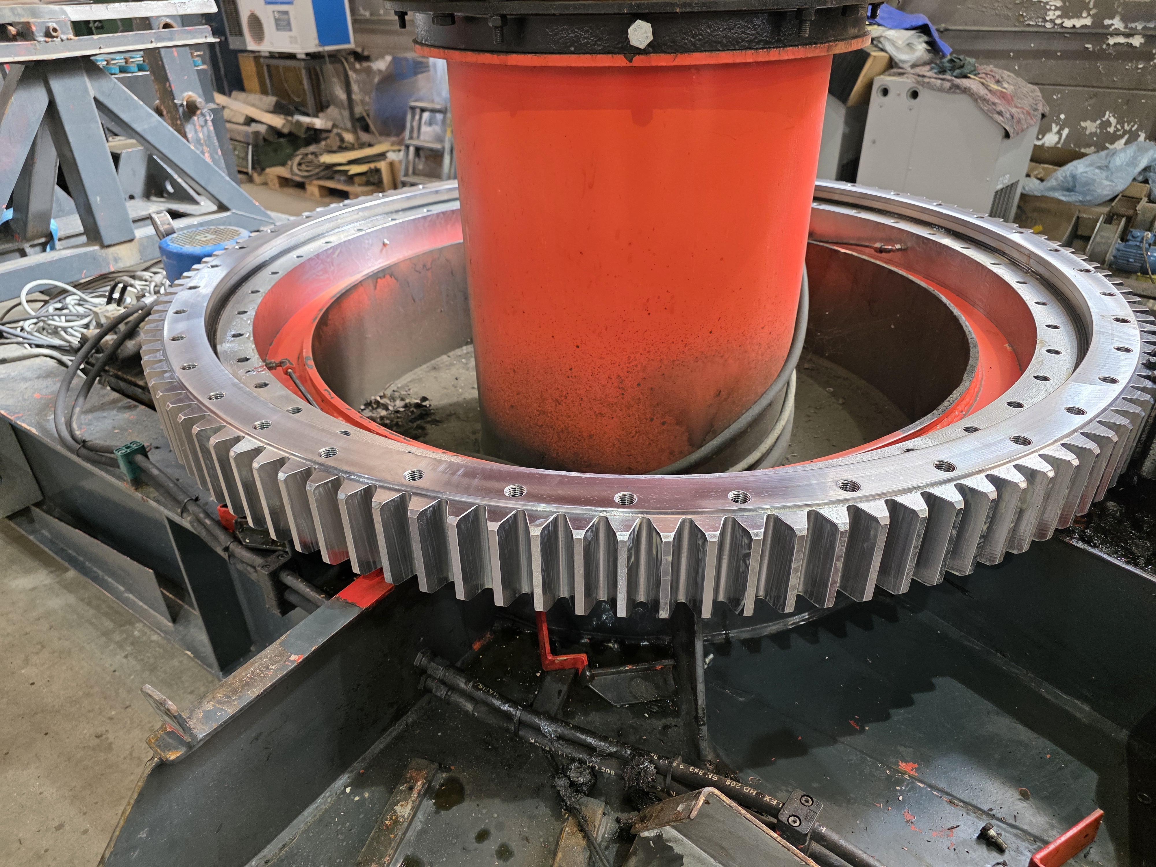 Einblick in die Arbeit an einer mechanischen Baugruppe mit Zahnkranz.